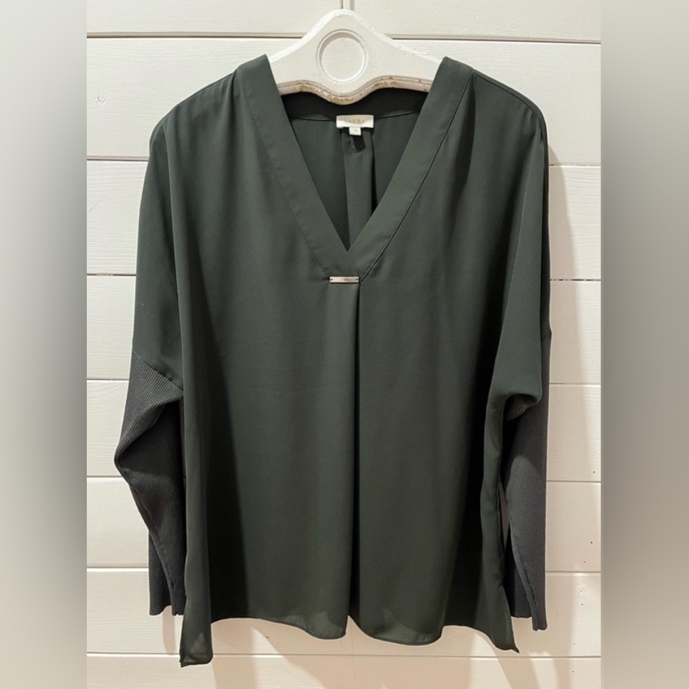 LAURA NWOT V-Neck Blouse with Metal Bar Detail – Dark Green (Size 16)